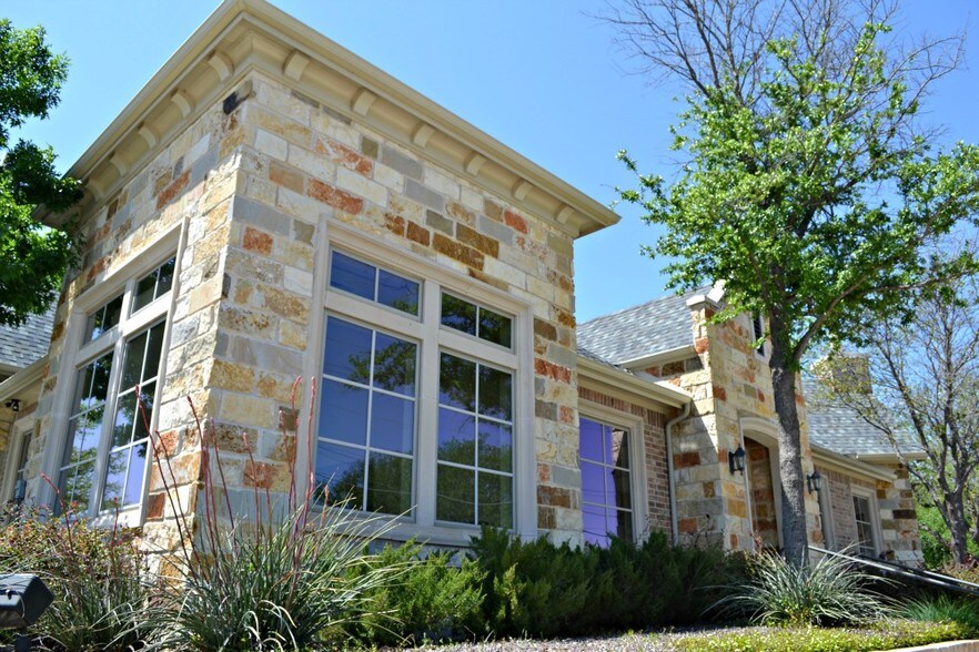 More Photos Of 1801-1805 Hinkle Dr, Denton Medical For Lease