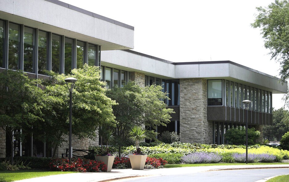 Primary Photo Of 2401 S Memorial Dr, Appleton Office For Lease