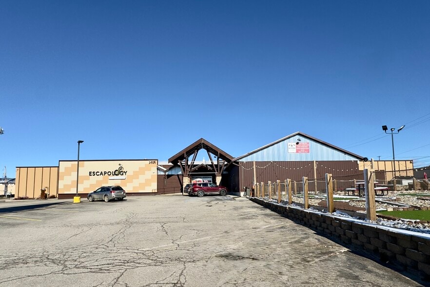 Primary Photo Of 3101 E Grand River Ave, Lansing Bowling Alley For Sale