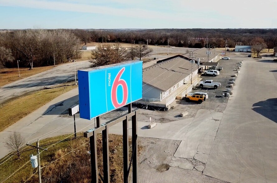 More Photos Of 1920 Bob Griffin Rd, Cameron Hotel For Sale