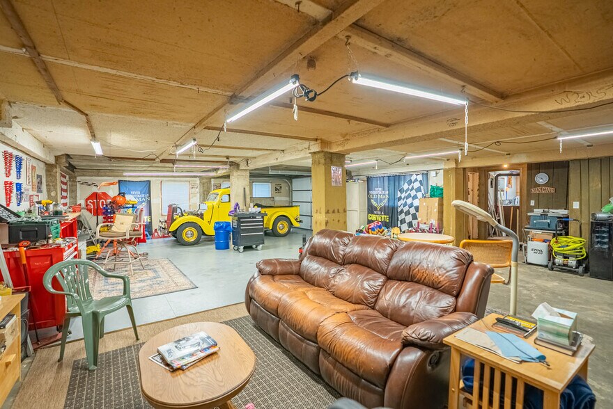 More Photos Of 8 Sunset Hills Ct, Sunrise Beach Storefront For Sale