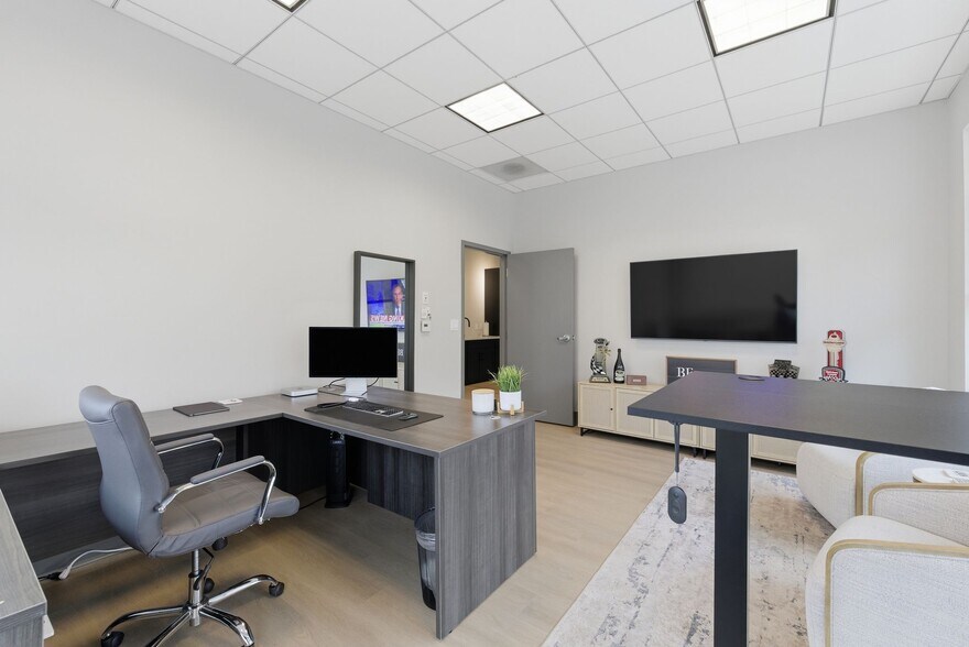 More Photos Of 142 S Cardigan Way, Mooresville Flex For Lease