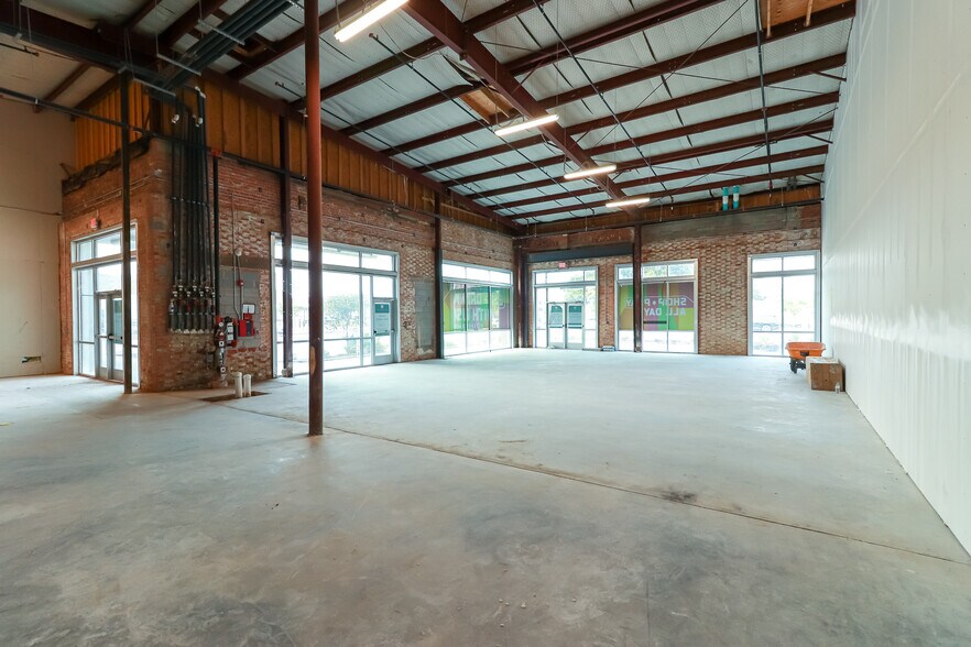 More Photos Of 300 S 2nd St, Waco General Retail For Lease