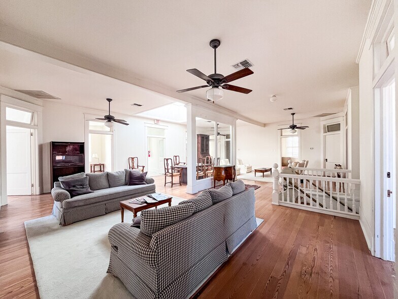 More Photos Of 212-216 E Alamo St, Brenham Storefront Retail Office For Lease