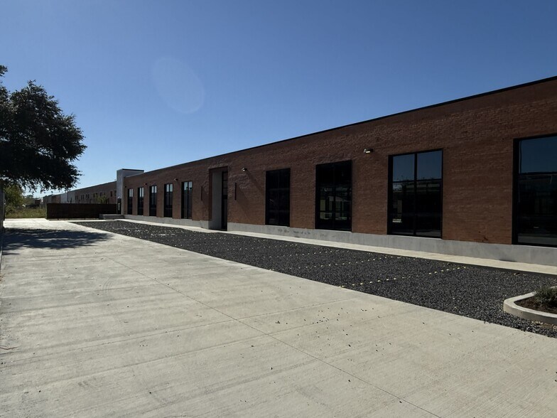 More Photos Of 1937 Irving Blvd, Dallas Showroom For Lease