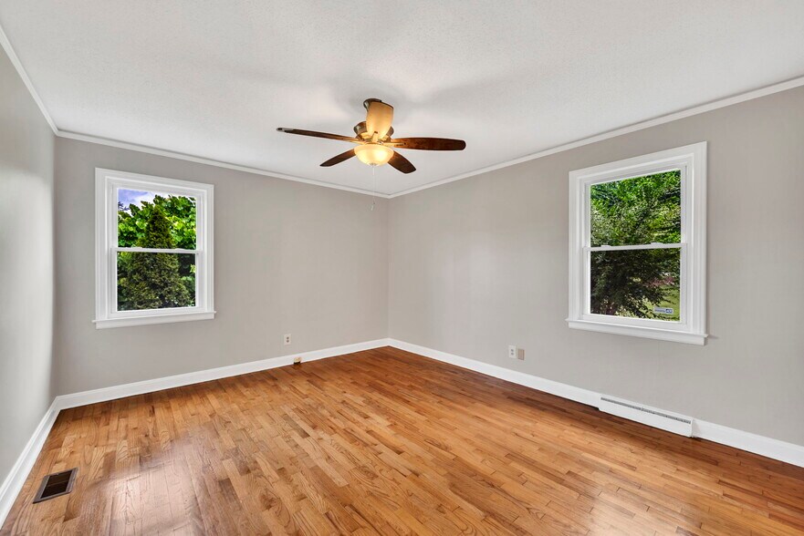 More Photos Of 1 Elizabeth Dr, Greenville Freestanding For Sale