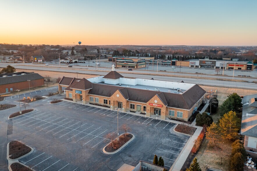 More Photos Of 1230 George Towne Dr, Pewaukee Freestanding For Lease