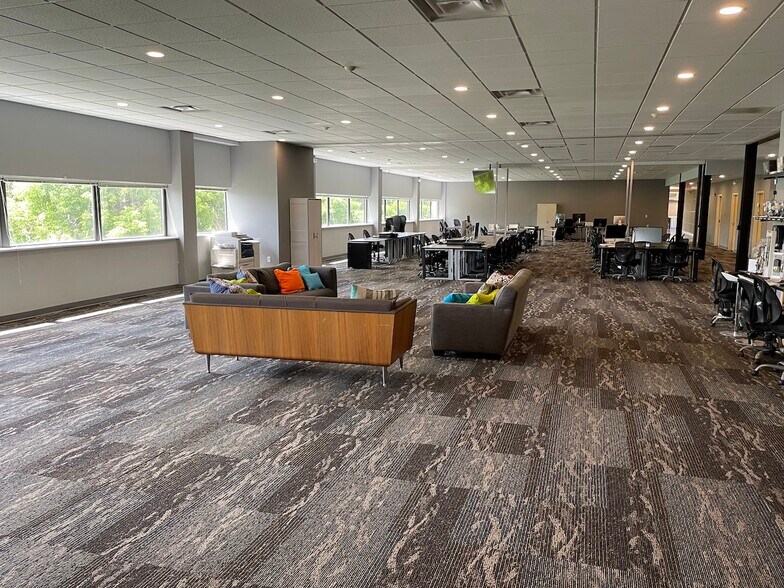 More Photos Of 1482 Erie Blvd, Schenectady Office For Lease