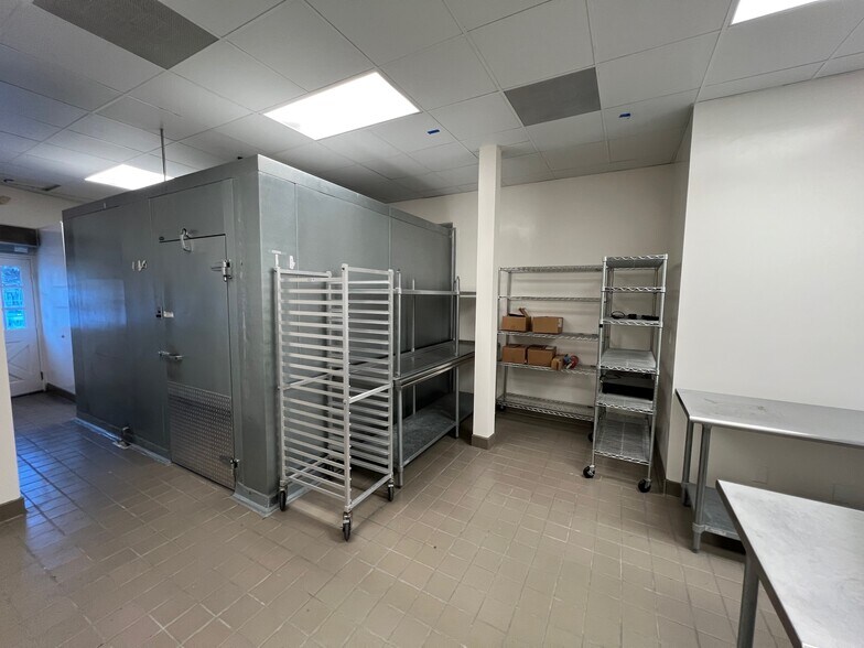 More Photos Of 22753-22755 Ventura Blvd, Woodland Hills Storefront For Lease