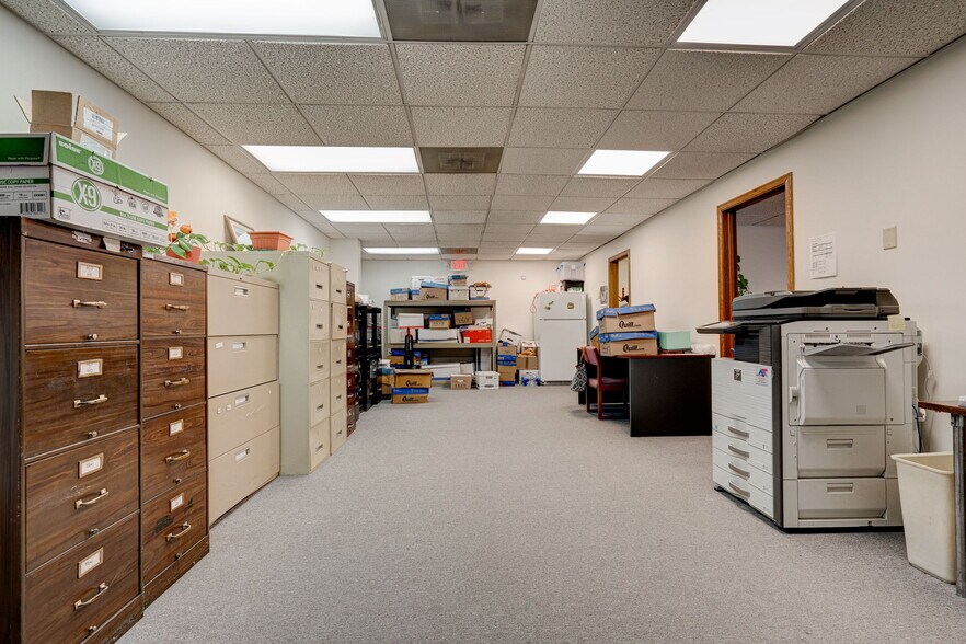 More Photos Of 17585 S Paxton Ave, Lansing Light Distribution For Sale