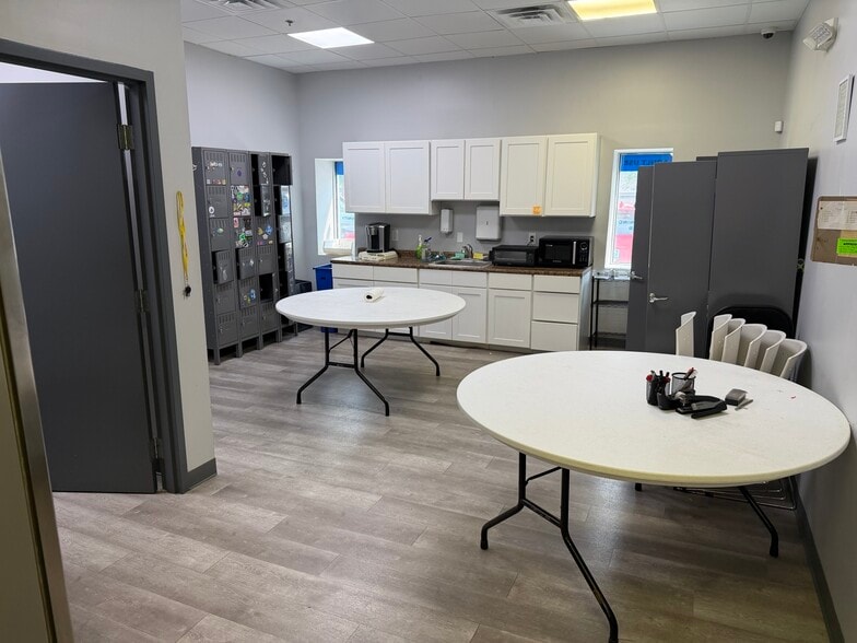 More Photos Of 2712-2720 Portage St, Kalamazoo Freestanding For Lease