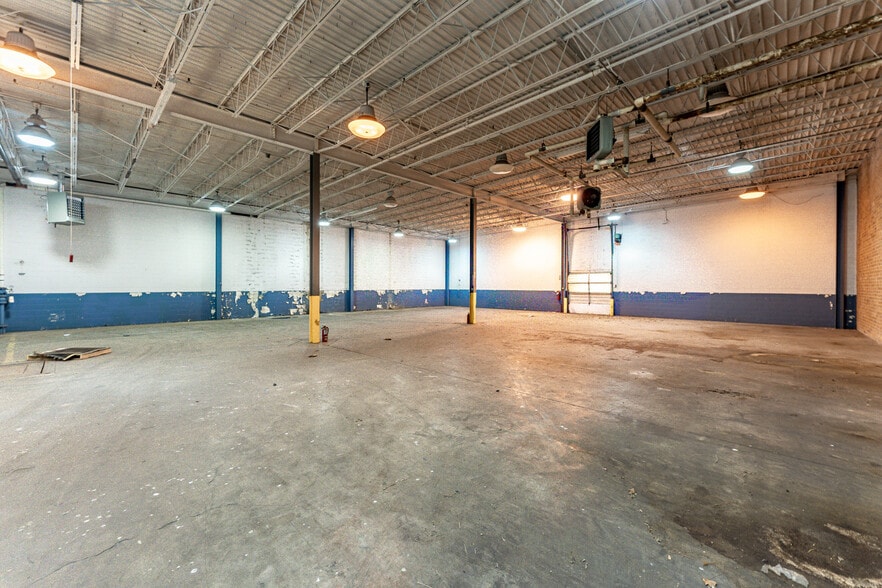 More Photos Of 200 Universal Dr, Centerville Distribution For Lease
