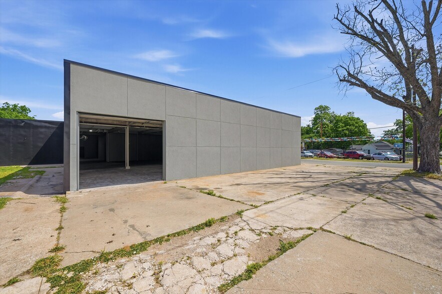 More Photos Of 613 S Armstrong Ave, Denison Warehouse For Sale