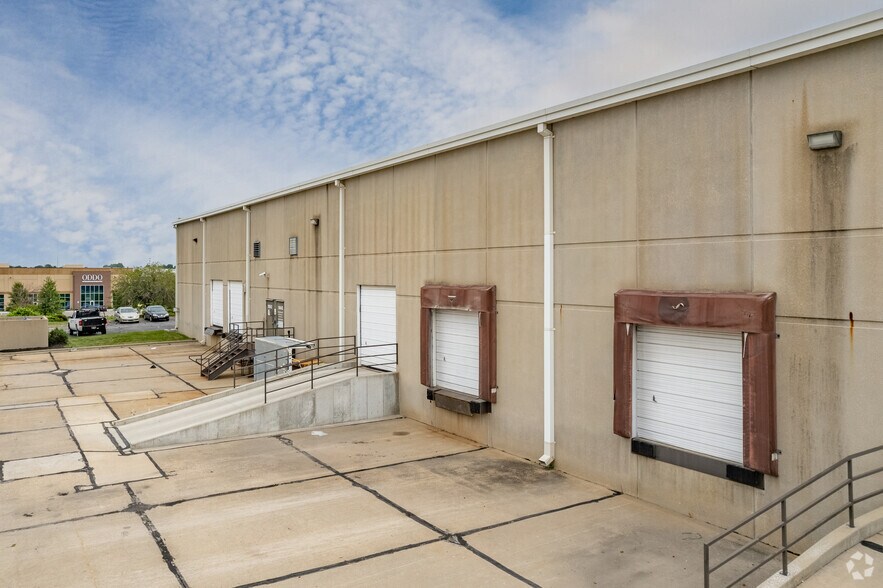 More Photos Of 10542-10556 Lackman Rd, Lenexa Warehouse For Lease