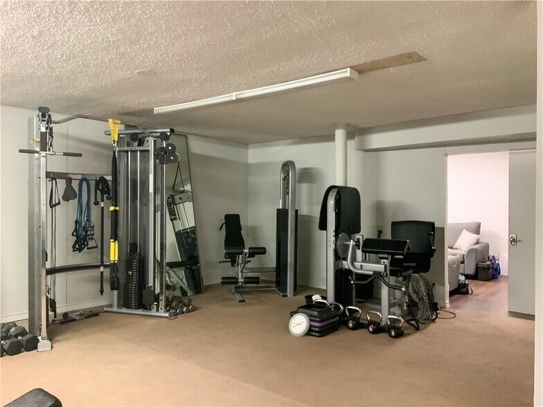 More Photos Of 2001 S Staples St, Corpus Christi Office For Sale