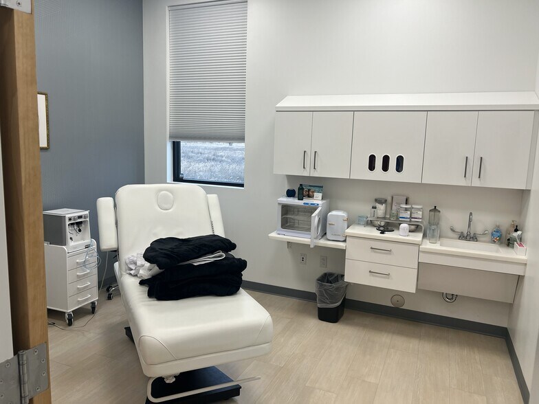 More Photos Of 1405 Baltimore Dr, Ames Medical For Sale