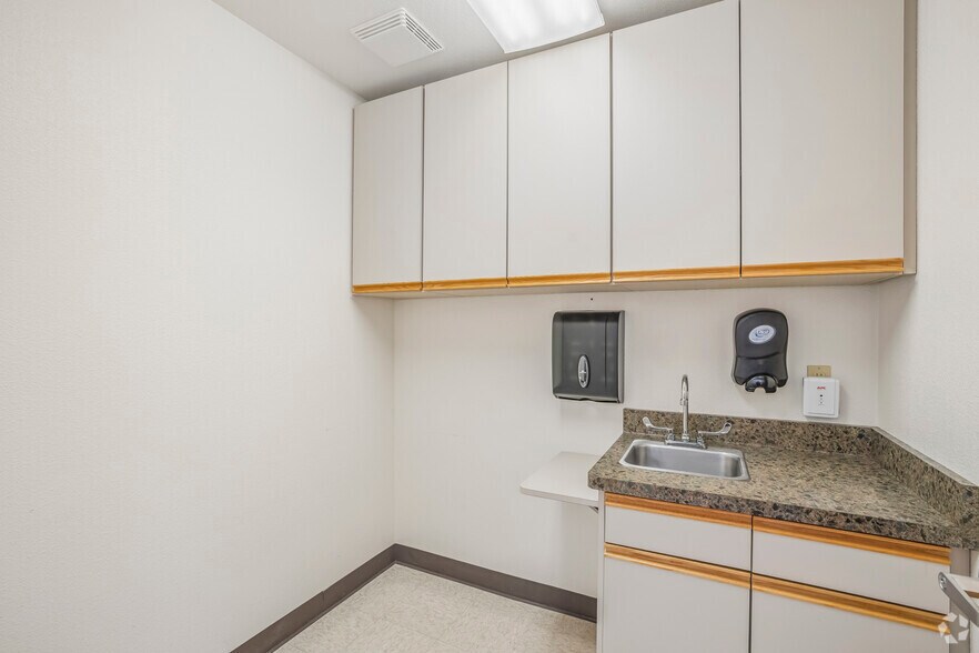 More Photos Of 3111 Professional Dr, Auburn Medical For Sale