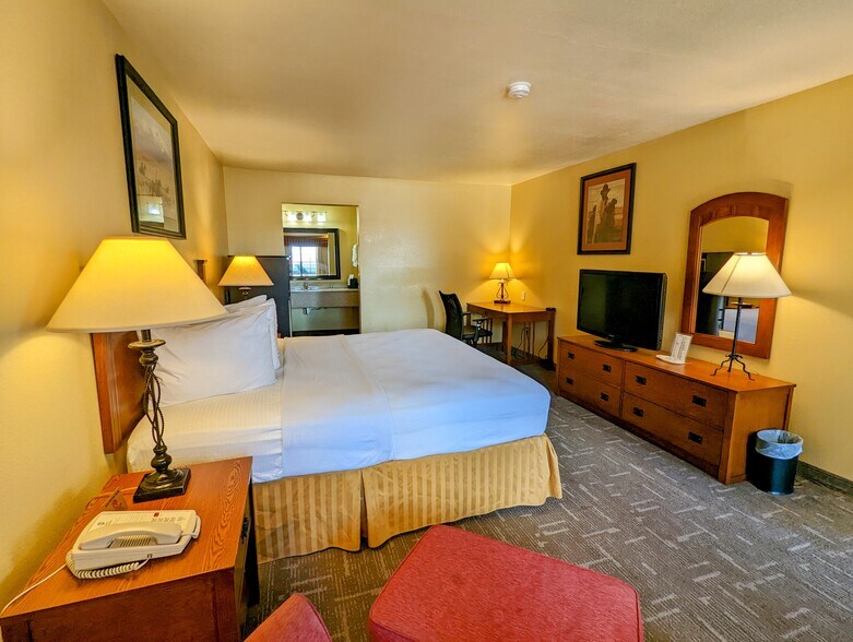 More Photos Of 207 US Highway 77 S, Hallettsville Hotel For Sale