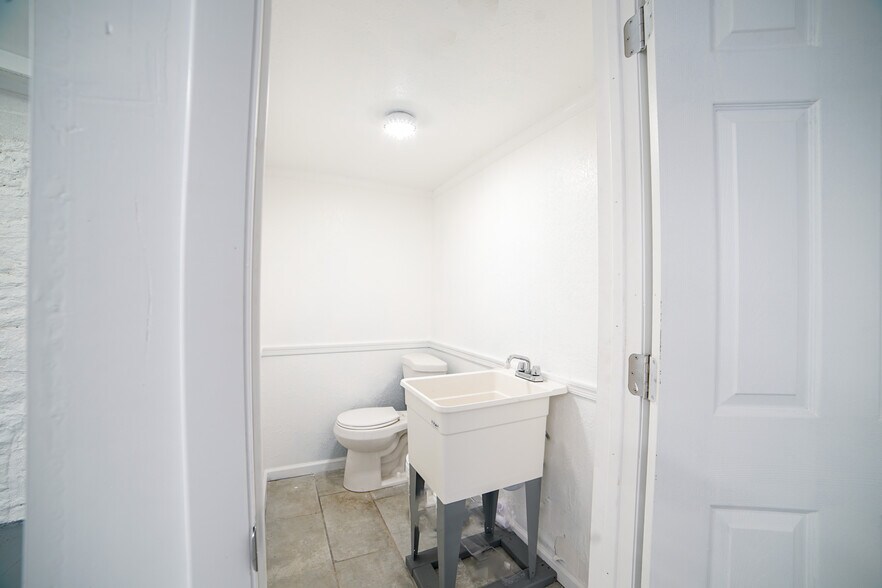 More Photos Of 58 Townsend St, Port Chester Warehouse For Lease