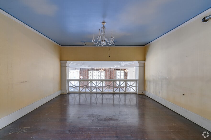 More Photos Of 3862 SE Hawthorne Blvd, Portland Movie Theatre For Sale