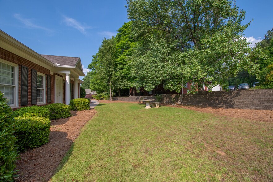 More Photos Of 385 Hawthorne Ln, Athens Medical For Lease
