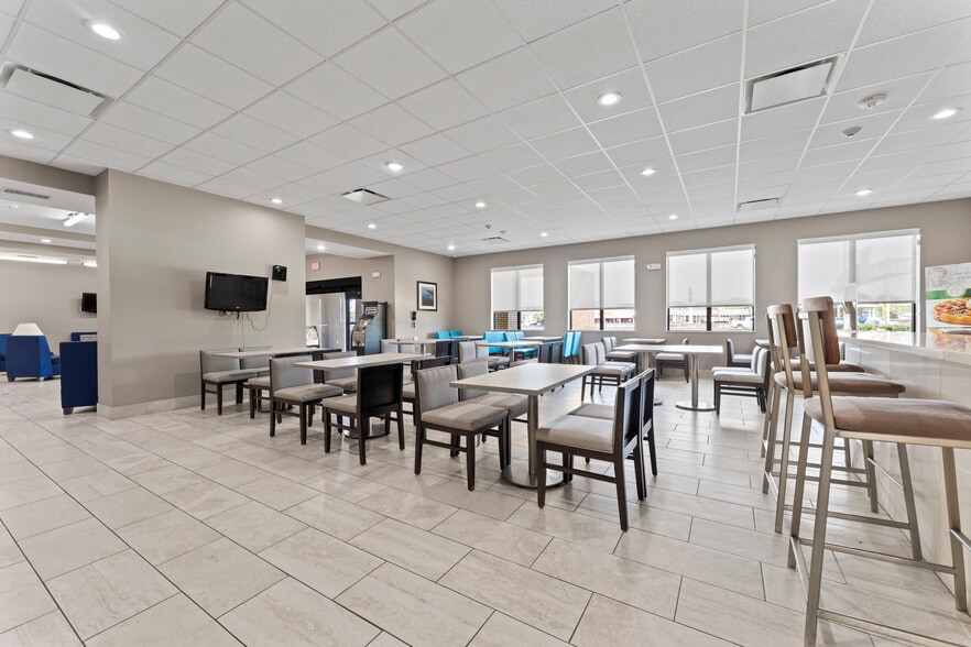 More Photos Of 9970 Airline Hwy, Baton Rouge Hotel For Sale
