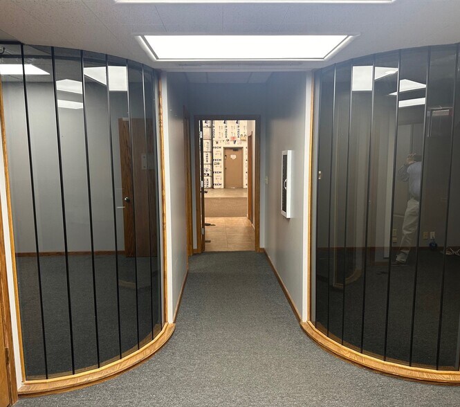 More Photos Of 7950 E Acoma Dr, Scottsdale Research And Development For Lease