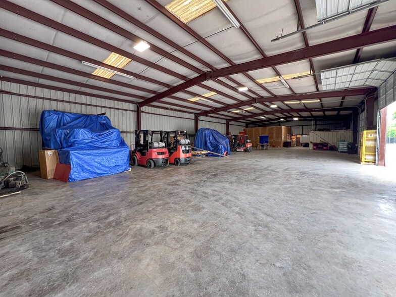 More Photos Of 13250 Lookout Rd, San Antonio Warehouse For Sale
