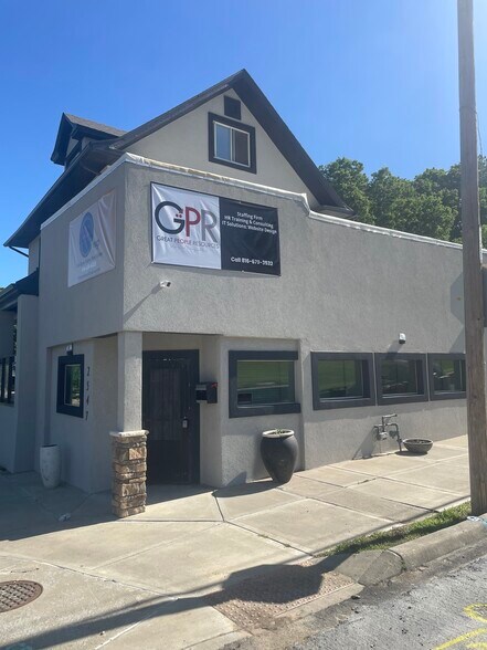 Primary Photo Of 2547-2549 Brooklyn Ave, Kansas City Coworking Space