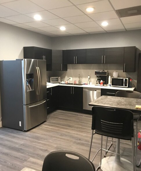 More Photos Of 20902 Mack Ave, Grosse Pointe Office For Lease