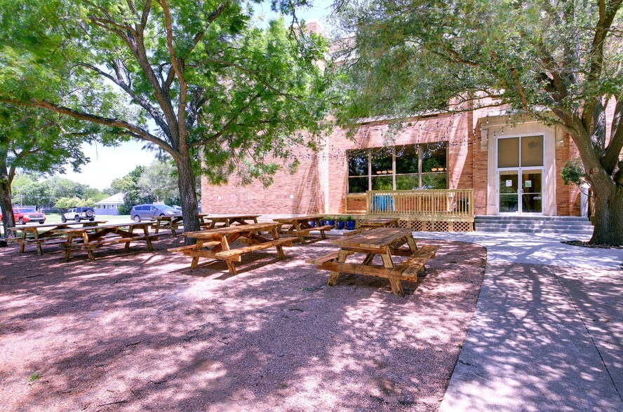 More Photos Of 410 W 7th St, Taylor Research And Development For Lease