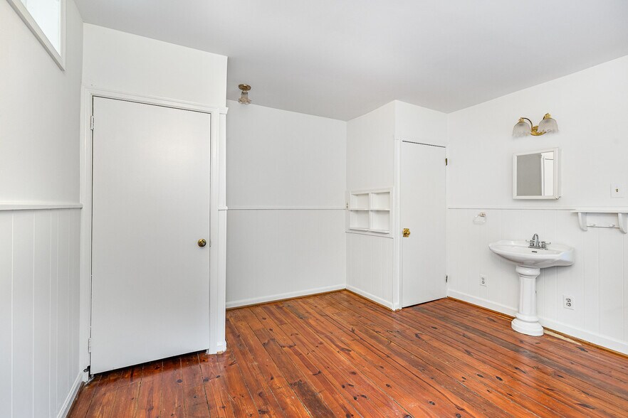 More Photos Of 6908 S Roxbury Mill Rd, Spotsylvania Flex For Sale