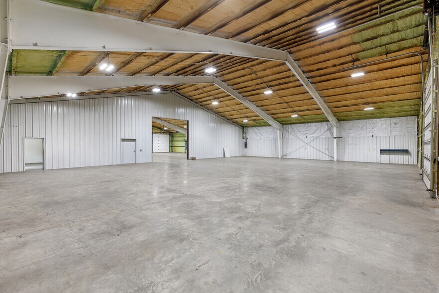 More Photos Of 275 Industrial Park Ave, Spirit Lake Warehouse For Lease
