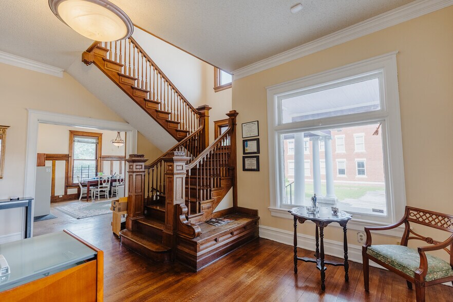 More Photos Of 1448 Madison Ave, Memphis Office For Sale