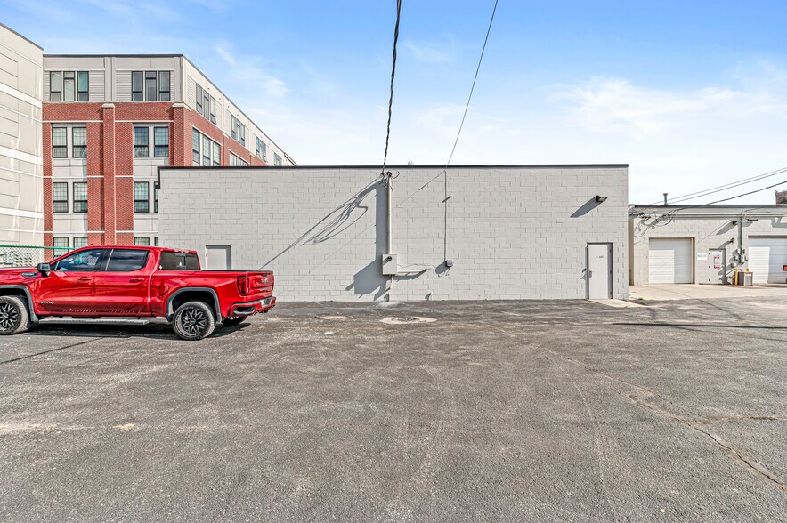 More Photos Of 1340 N Illinois St, Indianapolis Showroom For Lease