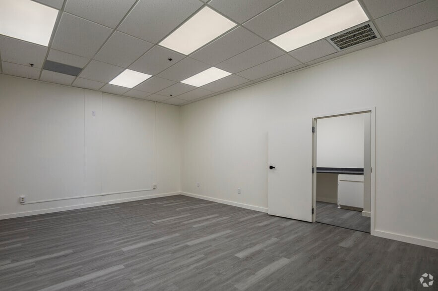 More Photos Of 2101 Main St, Columbia Freestanding For Lease