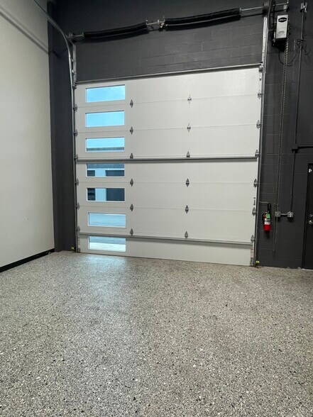 More Photos Of 2100 Double Creek Dr, Round Rock Showroom For Sale