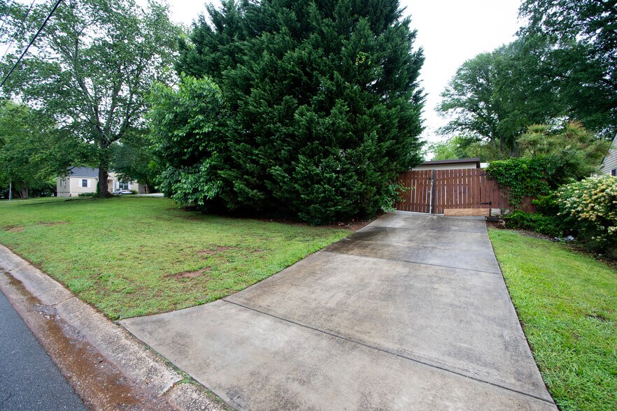 More Photos Of 1746 Hazelwood Dr SE, Marietta Office For Sale