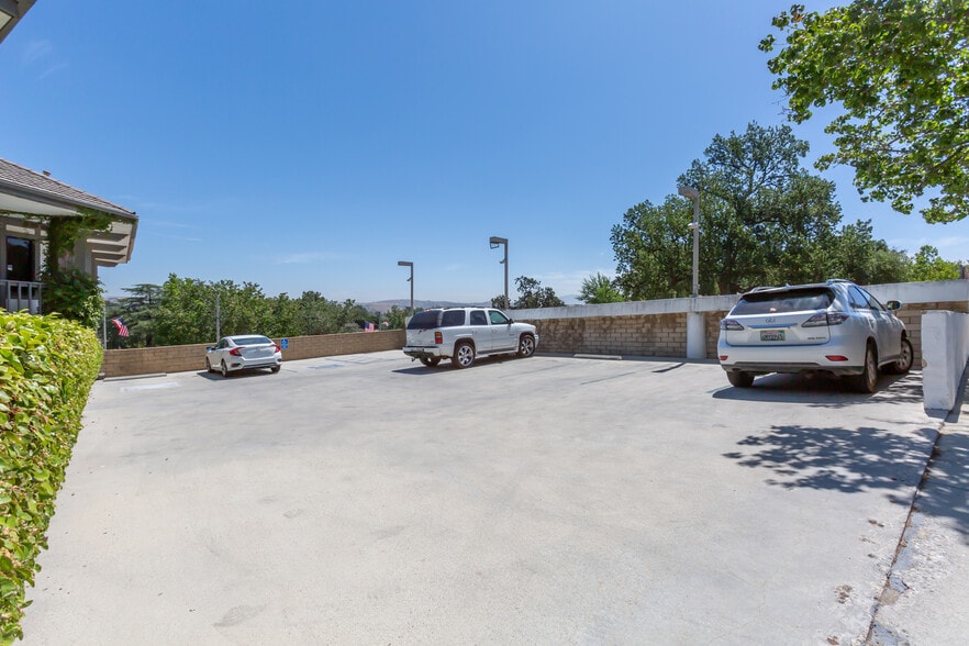More Photos Of 23030 Lyons Ave, Santa Clarita Medical For Lease