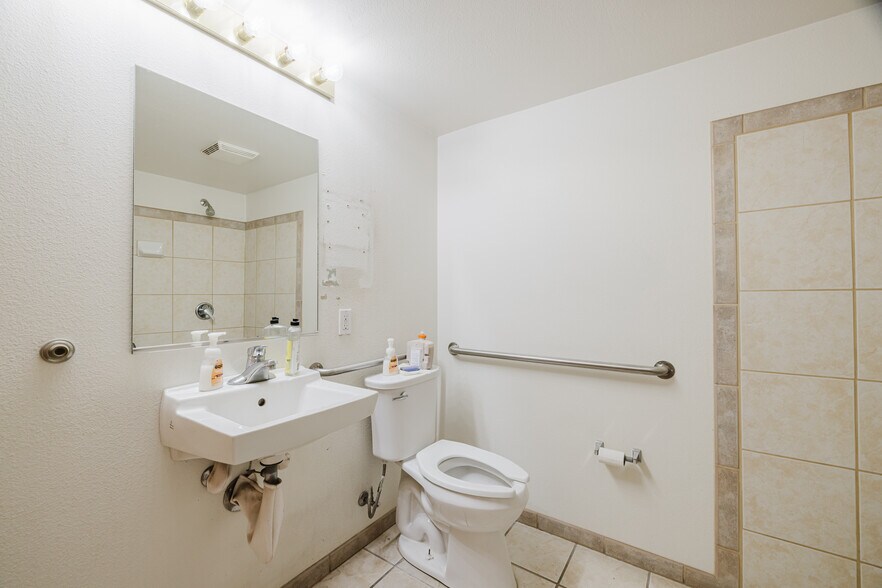 More Photos Of 1070 Silver St, Elko Manufacturing For Lease