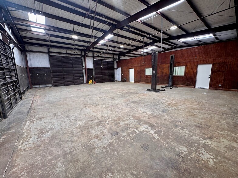 More Photos Of 1501 Lillian Ave, Jourdanton Flex For Lease