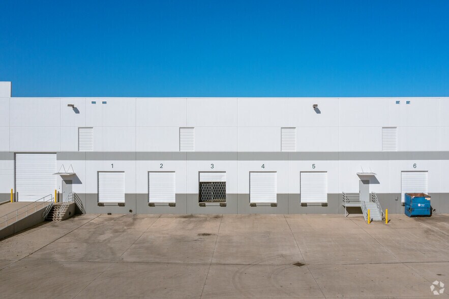 More Photos Of 2510 W Main St, Grand Prairie Distribution For Lease