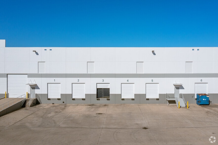 More Photos Of 2510 W Main St, Grand Prairie Distribution For Lease