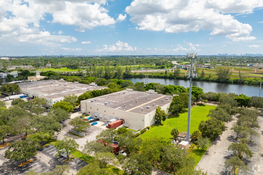 More Photos Of 14240 Palmetto Frontage Rd, Miami Lakes Warehouse For Lease