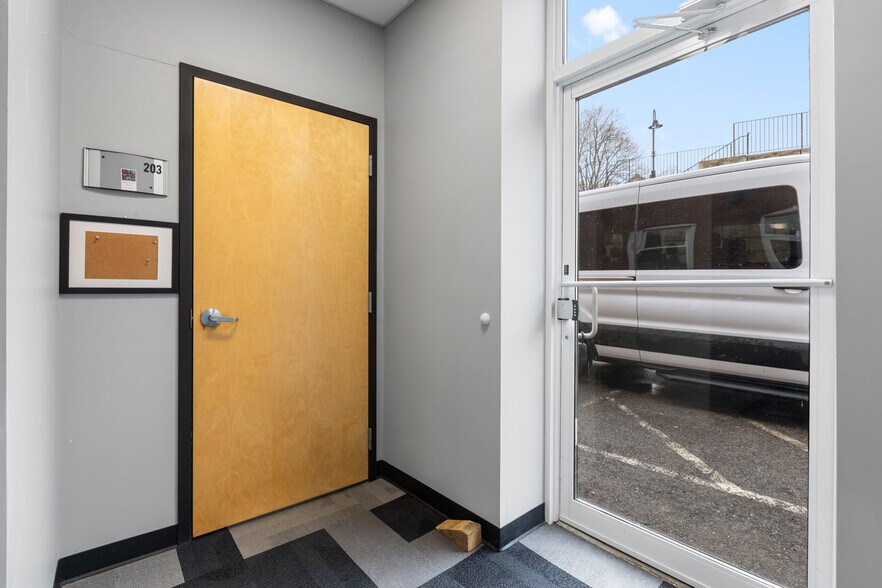 More Photos Of 77 Elm St, Amesbury Loft Creative Space For Lease
