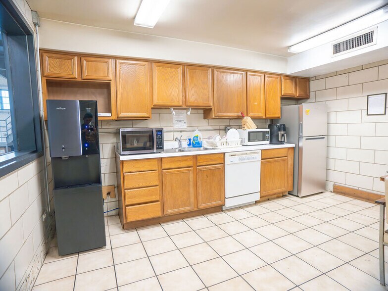 More Photos Of 2733 W Harrison St, Chicago Warehouse For Sale