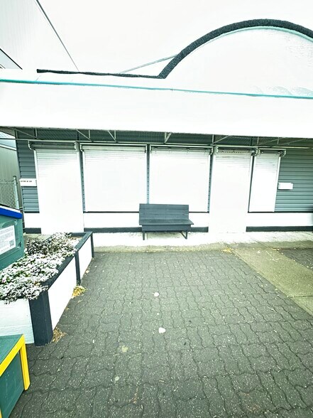 More Photos Of 6507-6511 Bowness Rd NW, Calgary Storefront For Lease