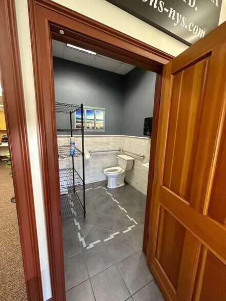 More Photos Of 95 Toledo St, Farmingdale Flex For Lease