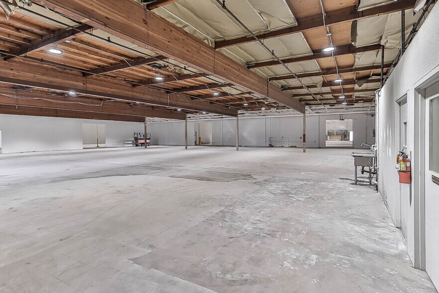More Photos Of 7428 Bellaire Ave, North Hollywood Warehouse For Lease