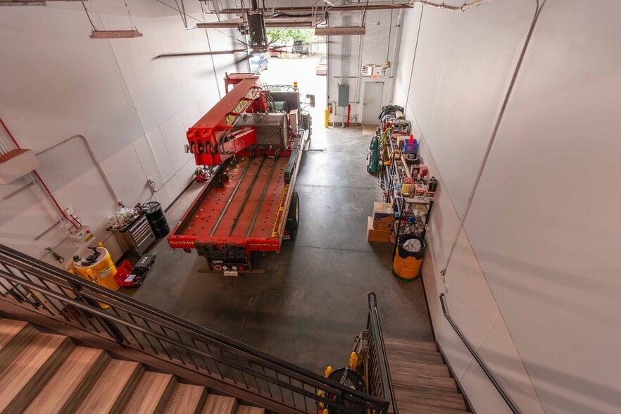 More Photos Of 7292 Greenridge Rd, Windsor Warehouse For Lease